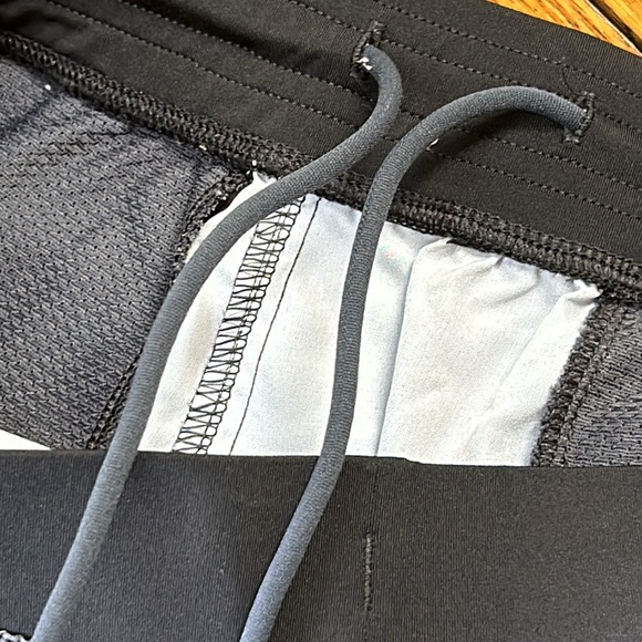 GAIAM men’s athletic camo print shorts. Black. Size Small. Elastic waist. - Picture 7 of 12